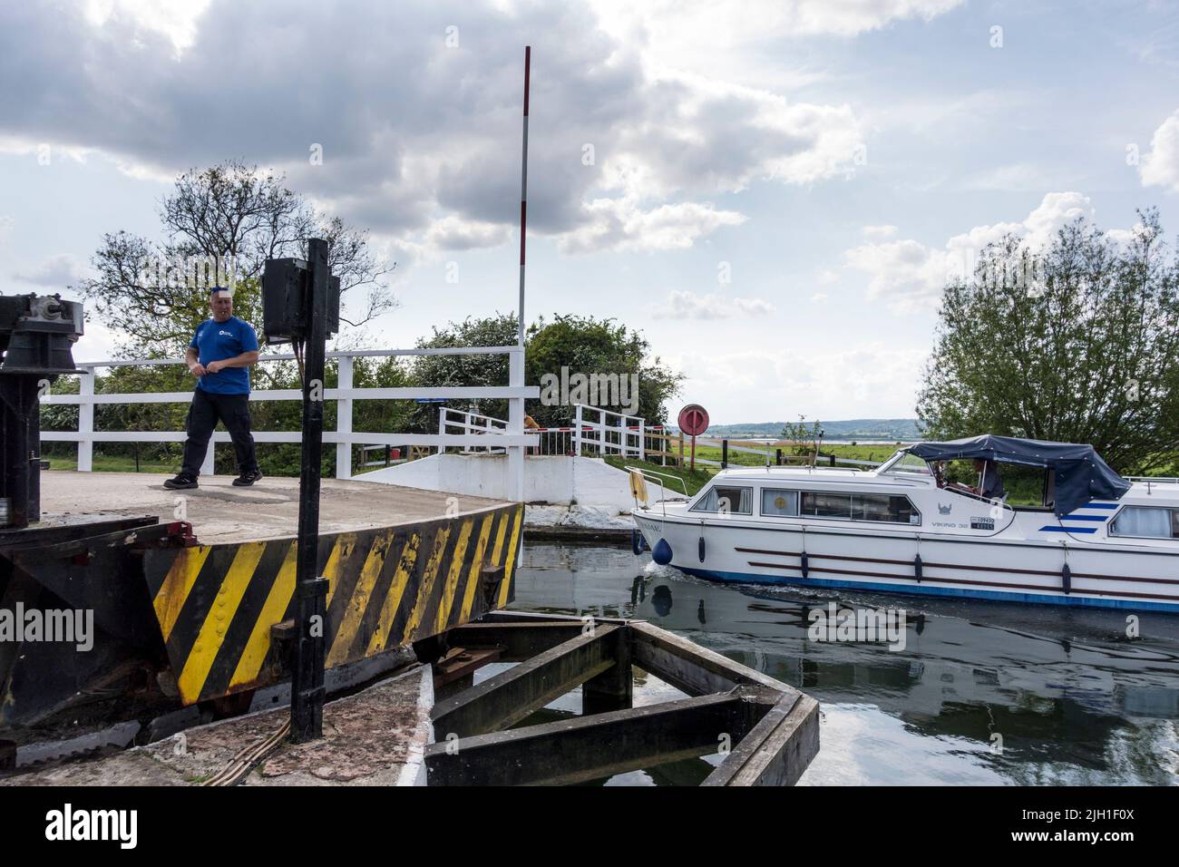 La barca passa attraverso il ponte dell'ala di Splatt, Frampton su Severn, Gloucestershire, Regno Unito Foto Stock