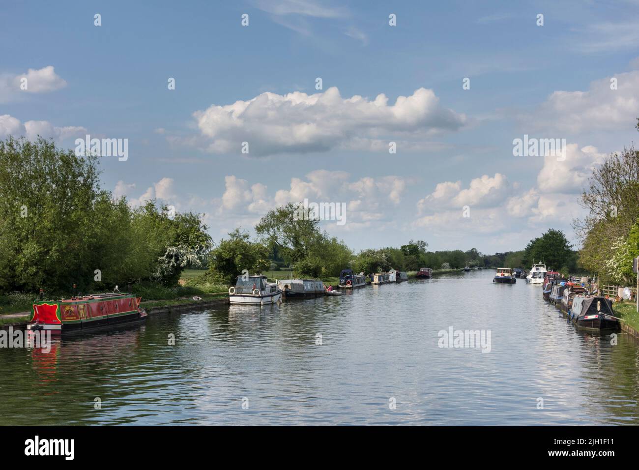 Barca del canale ormeggiata lungo Gloucester e Sharpness Canal, Frampton su Severn, Gloucestershire, Regno Unito Foto Stock