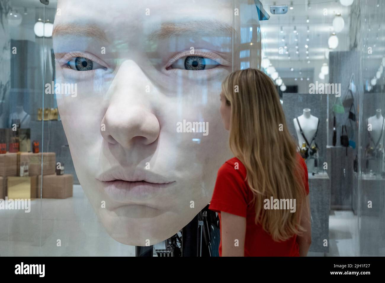 Londra, Regno Unito. 14 luglio 2022. Un membro dello staff vede 'The Giant', 2021, da Gentle Monster, un volto alto 9 piedi con movimenti ed espressioni iperrealistiche in anteprima di SUPERFUTURES, una nuova mostra a Selfridges, Oxford Street. 13 grandi opere d'arte immersive su larga scala in esposizione in tutto il negozio e le finestre presentano le visioni degli artisti contemporanei per il futuro. La mostra fa parte dell’iniziativa Selfridges chiamata “reinventing retail” e si svolge fino al 15 ottobre 2022. Credit: Stephen Chung / Alamy Live News Foto Stock Londra, Regno Unito. 14 luglio 2022. Un membro dello staff vede 'The Giant', 2021, da Gentle Monster, un volto alto 9 piedi con movimenti ed espressioni iperrealistiche in anteprima di SUPERFUTURES, una nuova mostra a Selfridges, Oxford Street. 13 grandi opere d'arte immersive su larga scala in esposizione in tutto il negozio e le finestre presentano le visioni degli artisti contemporanei per il futuro. La mostra fa parte dell’iniziativa Selfridges chiamata “reinventing retail” e si svolge fino al 15 ottobre 2022. Credit: Stephen Chung / Alamy Live News Foto Stock
