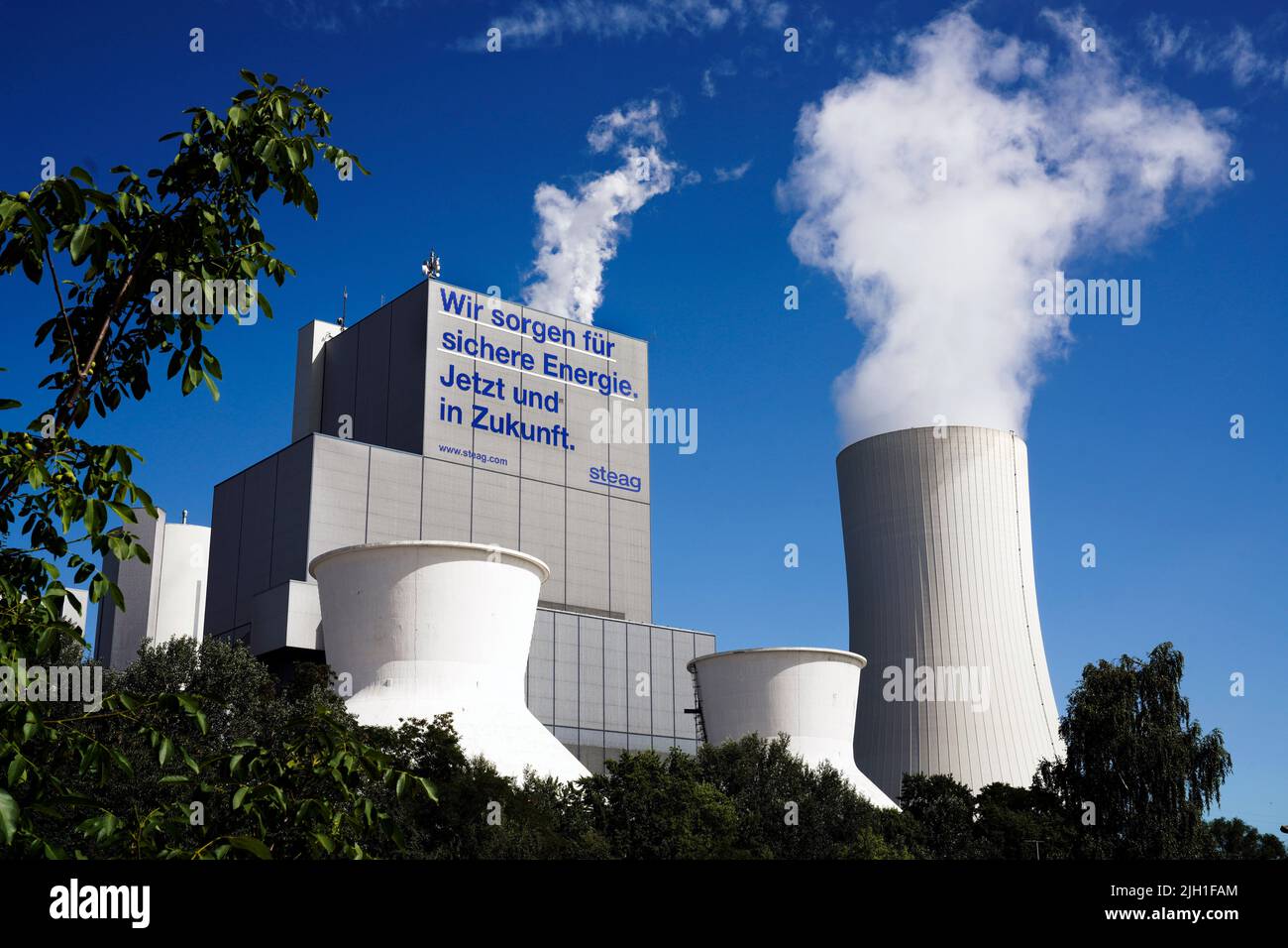 Herten Germania, 14 luglio 2022: Iscrizione *'garantiamo energia sicura. Ora e in futuro"* su un blocco dell'impianto di cogenerazione STEAG di Herten promette energia sicura per il futuro attraverso il carbone duro. La centrale combinata di calore ed energia Herne ha solo un blocco in cui non solo l'elettricità, ma anche il teleriscaldamento per la rete di teleriscaldamento della Ruhr è generato dal carbone duro. Foto Stock