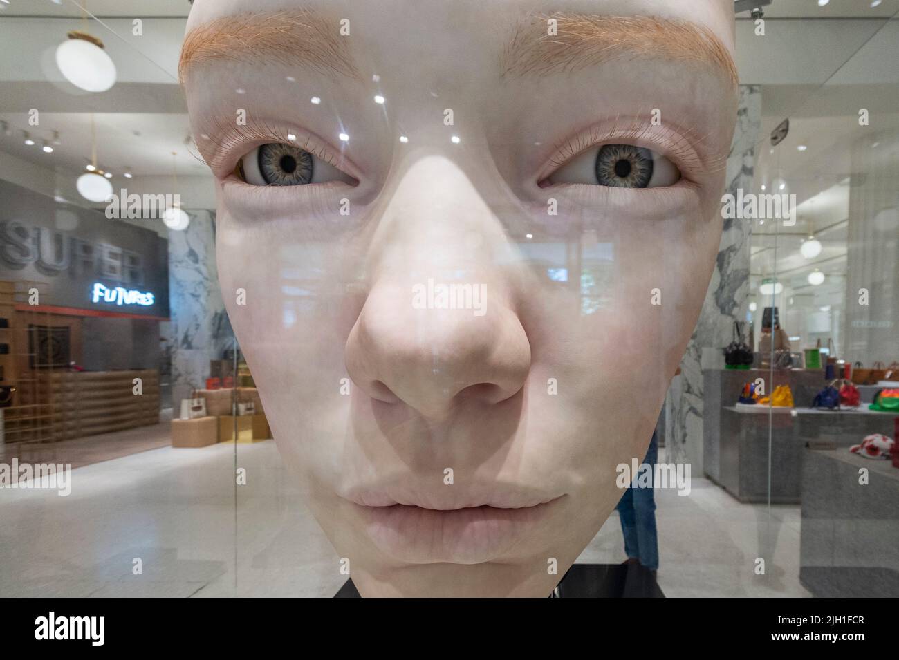Londra, Regno Unito. 14 luglio 2022. 'The Giant', 2021, di Gentle Monster, un volto alto 9 piedi con movimenti ed espressioni iperrealistiche in anteprima di SUPERFUTURES, una nuova mostra a Selfridges, Oxford Street. 13 grandi opere d'arte immersive su larga scala in esposizione in tutto il negozio e le finestre presentano le visioni degli artisti contemporanei per il futuro. La mostra fa parte dell’iniziativa Selfridges chiamata “reinventing retail” e si svolge fino al 15 ottobre 2022. Credit: Stephen Chung / Alamy Live News Foto Stock Londra, Regno Unito. 14 luglio 2022. 'The Giant', 2021, di Gentle Monster, un volto alto 9 piedi con movimenti ed espressioni iperrealistiche in anteprima di SUPERFUTURES, una nuova mostra a Selfridges, Oxford Street. 13 grandi opere d'arte immersive su larga scala in esposizione in tutto il negozio e le finestre presentano le visioni degli artisti contemporanei per il futuro. La mostra fa parte dell’iniziativa Selfridges chiamata “reinventing retail” e si svolge fino al 15 ottobre 2022. Credit: Stephen Chung / Alamy Live News Foto Stock