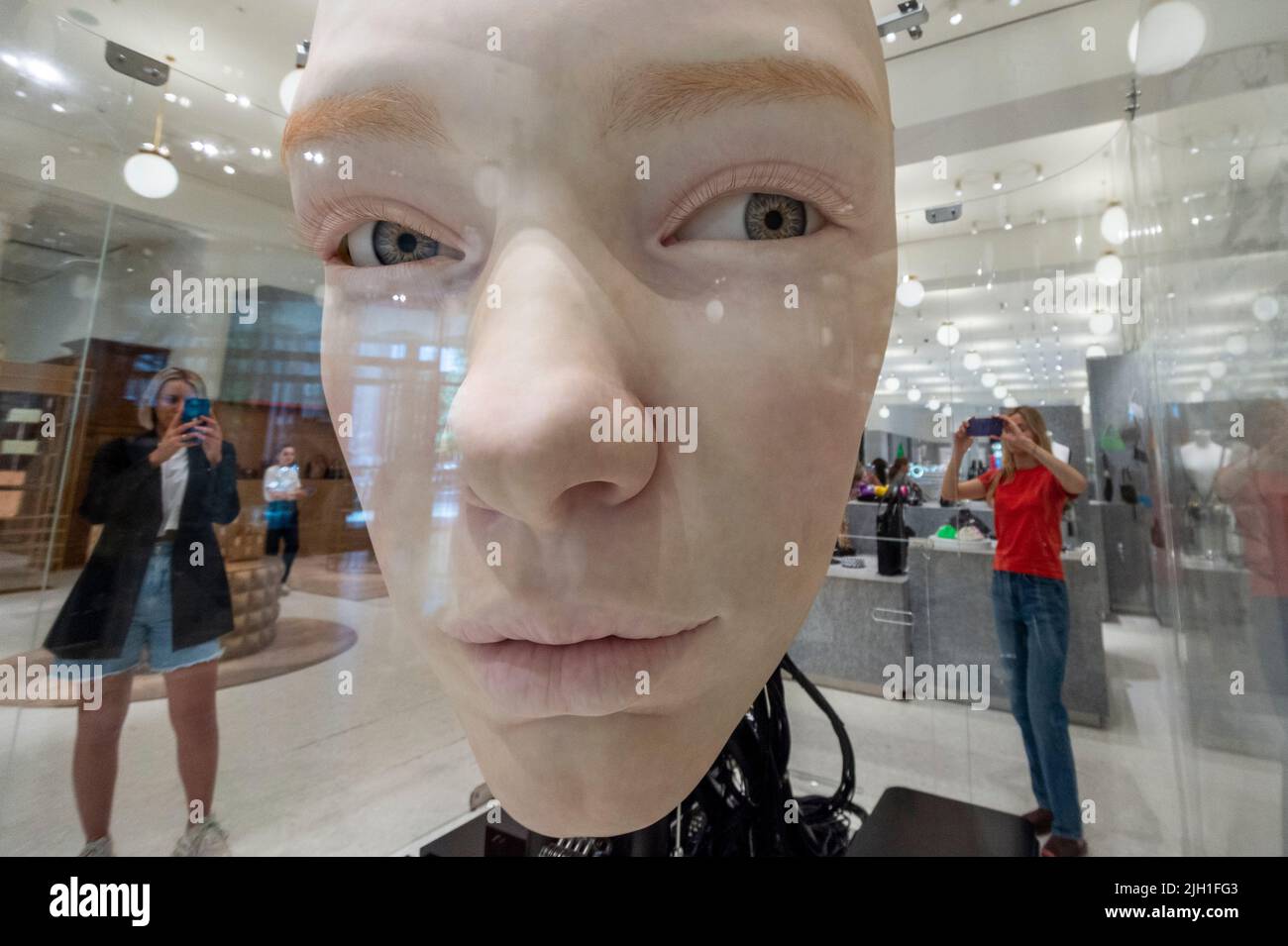 Londra, Regno Unito. 14 luglio 2022. 'The Giant', 2021, di Gentle Monster, un volto alto 9 piedi con movimenti ed espressioni iperrealistiche in anteprima di SUPERFUTURES, una nuova mostra a Selfridges, Oxford Street. 13 grandi opere d'arte immersive su larga scala in esposizione in tutto il negozio e le finestre presentano le visioni degli artisti contemporanei per il futuro. La mostra fa parte dell’iniziativa Selfridges chiamata “reinventing retail” e si svolge fino al 15 ottobre 2022. Credit: Stephen Chung / Alamy Live News Foto Stock Londra, Regno Unito. 14 luglio 2022. 'The Giant', 2021, di Gentle Monster, un volto alto 9 piedi con movimenti ed espressioni iperrealistiche in anteprima di SUPERFUTURES, una nuova mostra a Selfridges, Oxford Street. 13 grandi opere d'arte immersive su larga scala in esposizione in tutto il negozio e le finestre presentano le visioni degli artisti contemporanei per il futuro. La mostra fa parte dell’iniziativa Selfridges chiamata “reinventing retail” e si svolge fino al 15 ottobre 2022. Credit: Stephen Chung / Alamy Live News Foto Stock