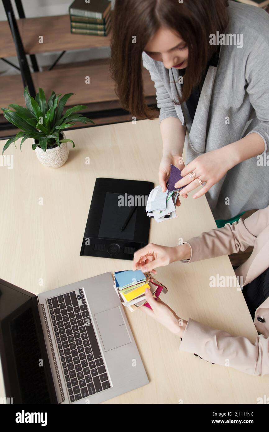 Team di progettisti che scelgono il colore da campione Foto Stock
