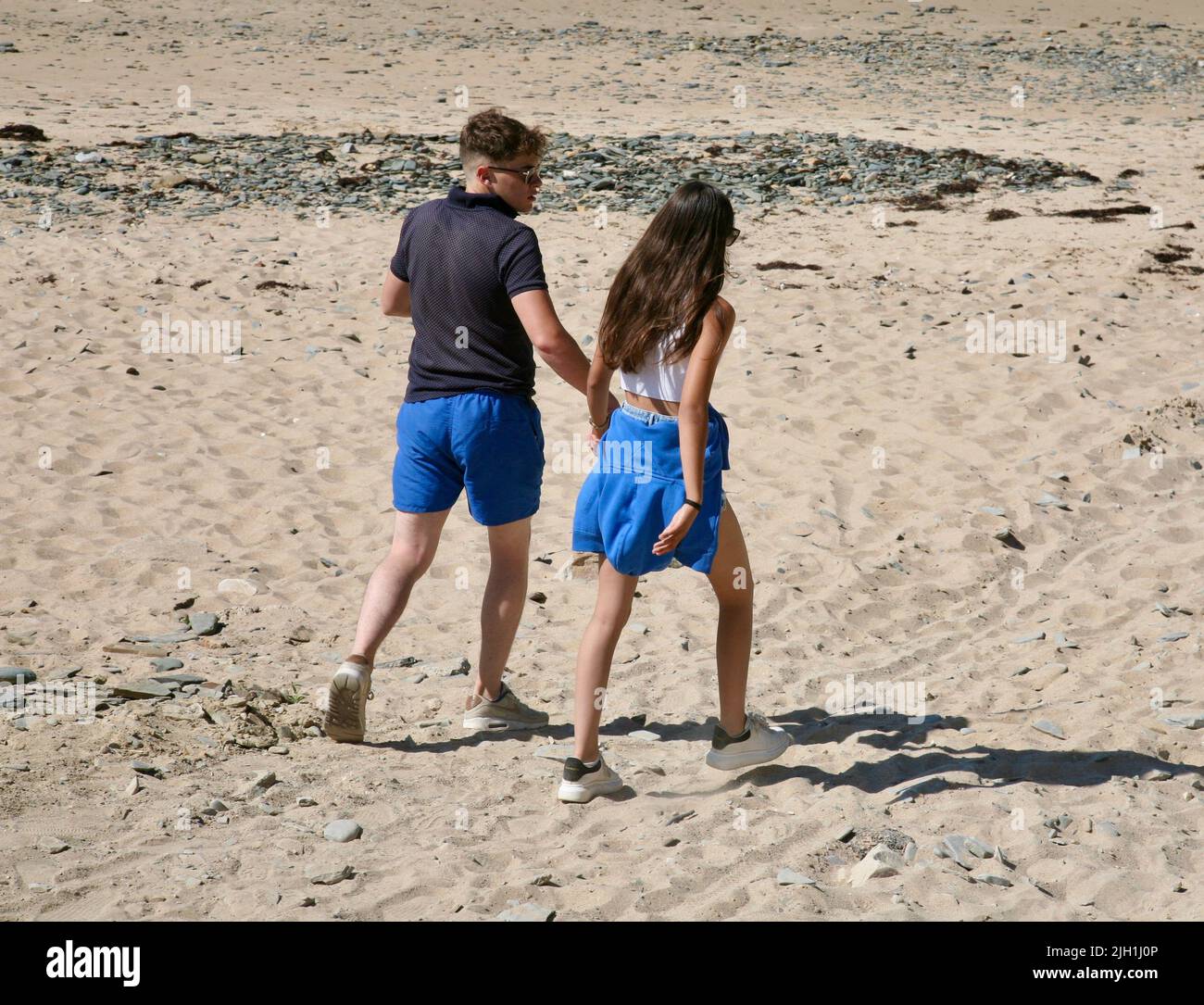 Una bella coppia giovane alla spiaggia di Surtainville sulla costa occidentale della Normandia, Francia, Europa Foto Stock