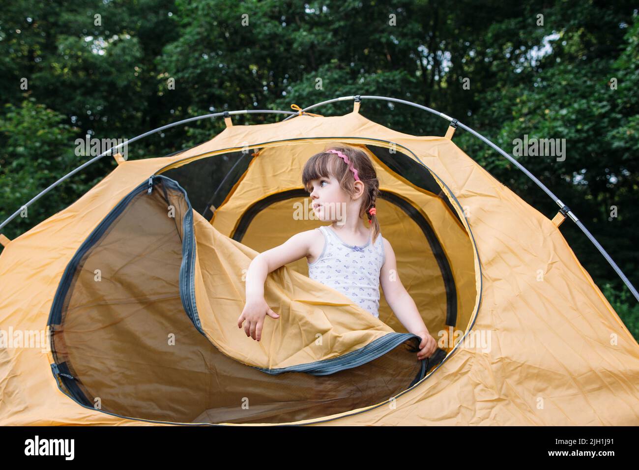 Bella bambina in tenda, foto di viaggio, foresta Foto Stock
