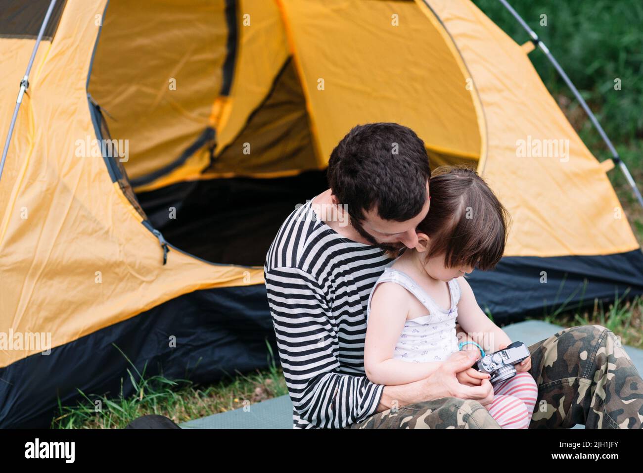 Padre e figlia che guardano le loro foto di viaggio Foto Stock