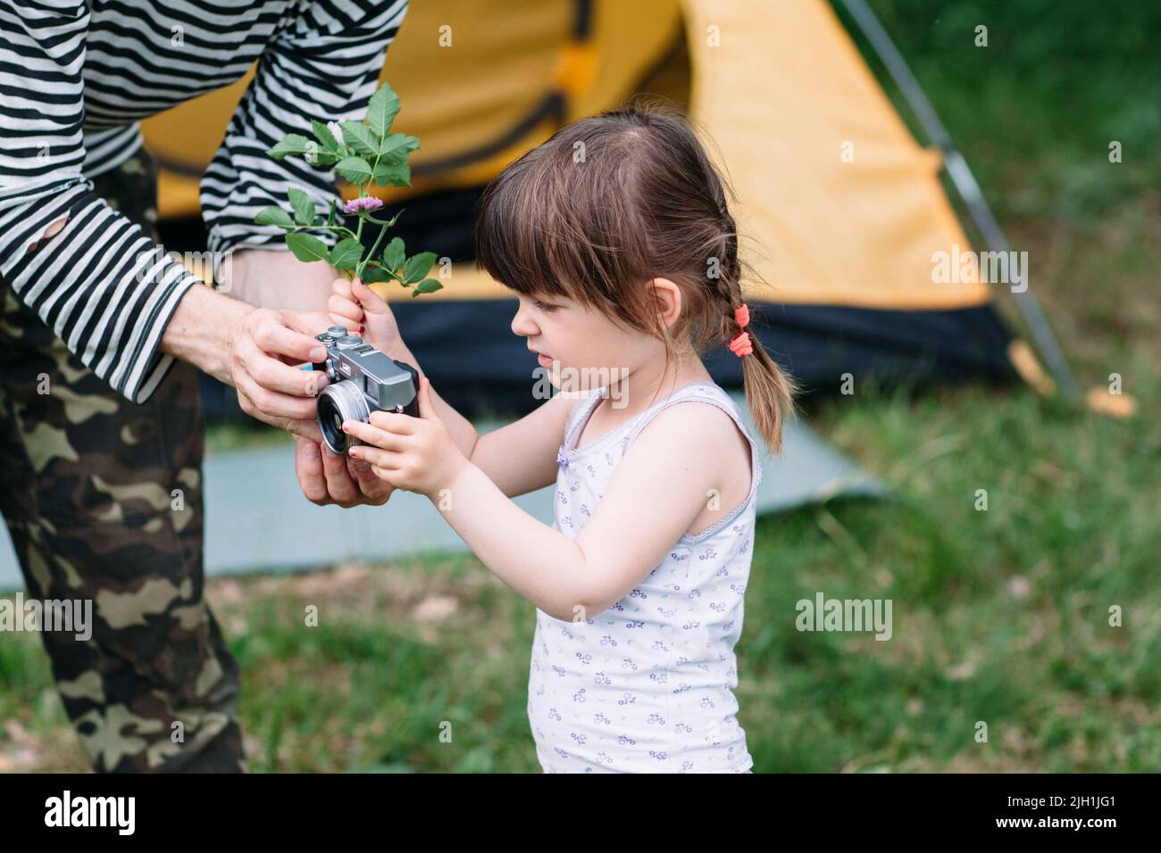 Bambina imparare ad essere fotografa, natura Foto Stock