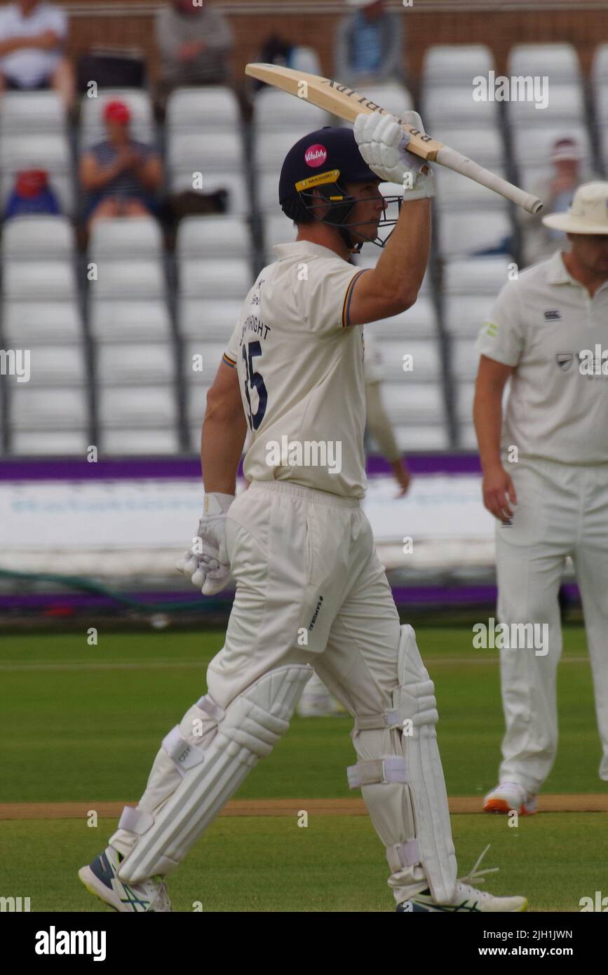 Chester le Street, Inghilterra, 14 luglio 2022. Hilton Cartwright alzando il suo mazzo dopo aver segnato un mezzo secolo per Derbyshire in una partita di campionato della contea di LV contro Durham al Seat Unique Riverside. Credit: Colin Edwards/Alamy Live News. Foto Stock