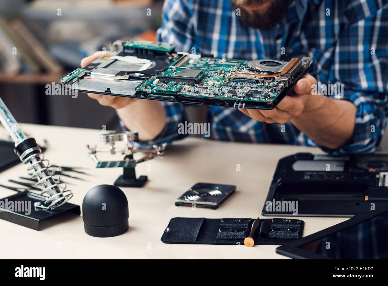 Ingegnere che studia scheda madre per computer, primo piano Foto Stock