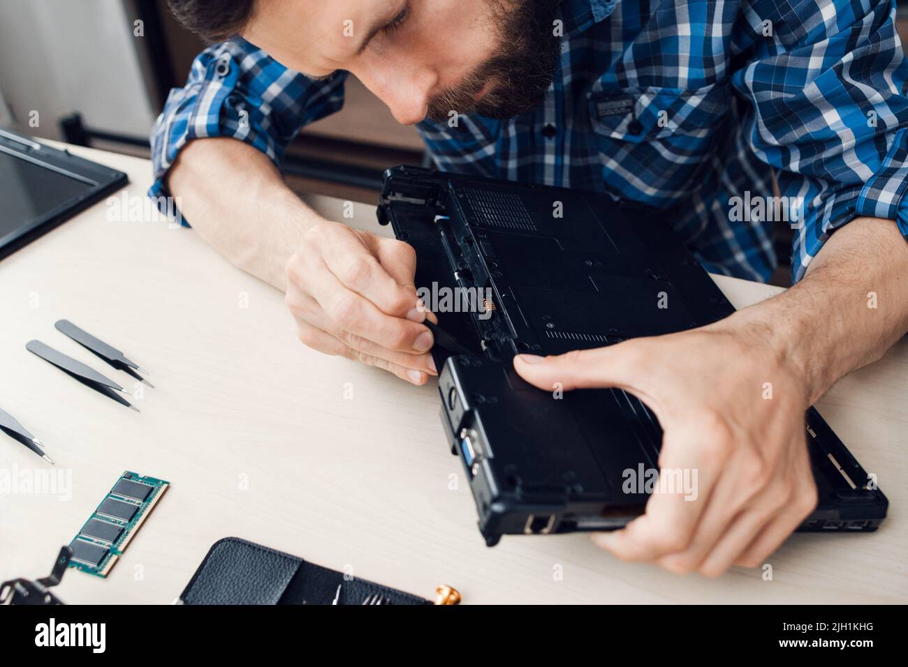 Smontaggio del computer portatile con un cacciavite durante la riparazione Foto Stock