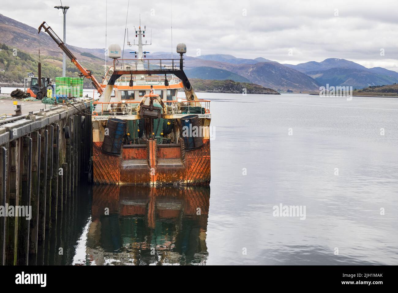 il grande villaggio di ullapool sulle rive della scopa di loch nelle highlands scozzesi scozia Foto Stock