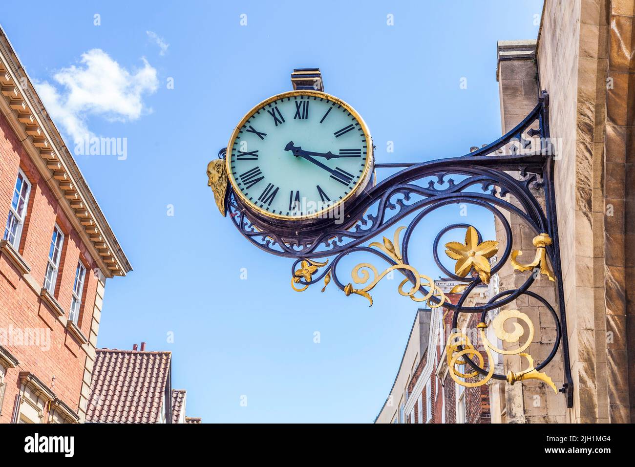 Il grande orologio ornati attaccato al St.Martin le Grand Chiesa di Coney Street,York,l'Inghilterra,UK Foto Stock