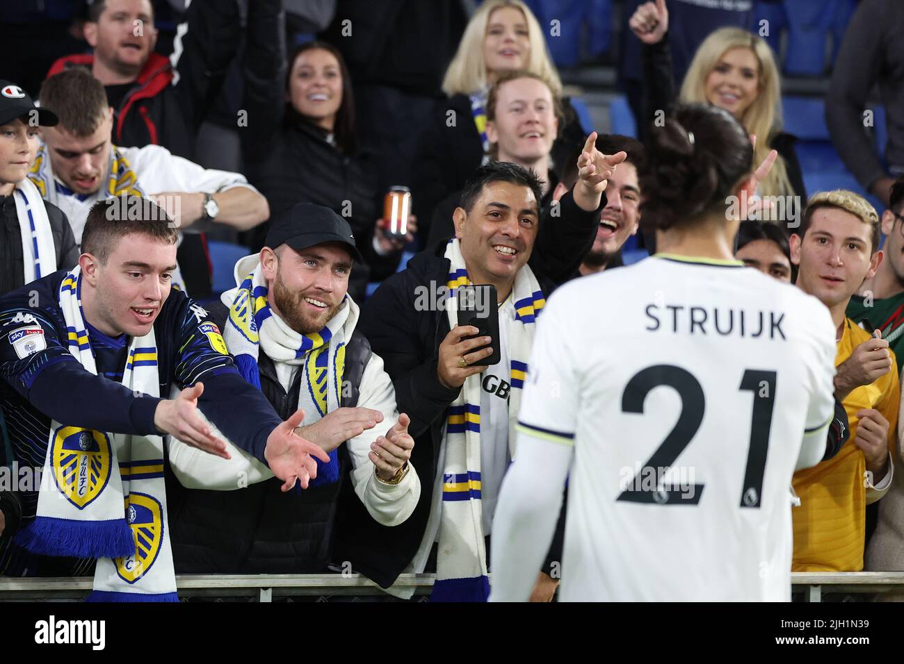 Pascal Struijk di Leeds United si avvicina ai fan dopo la partita Foto Stock