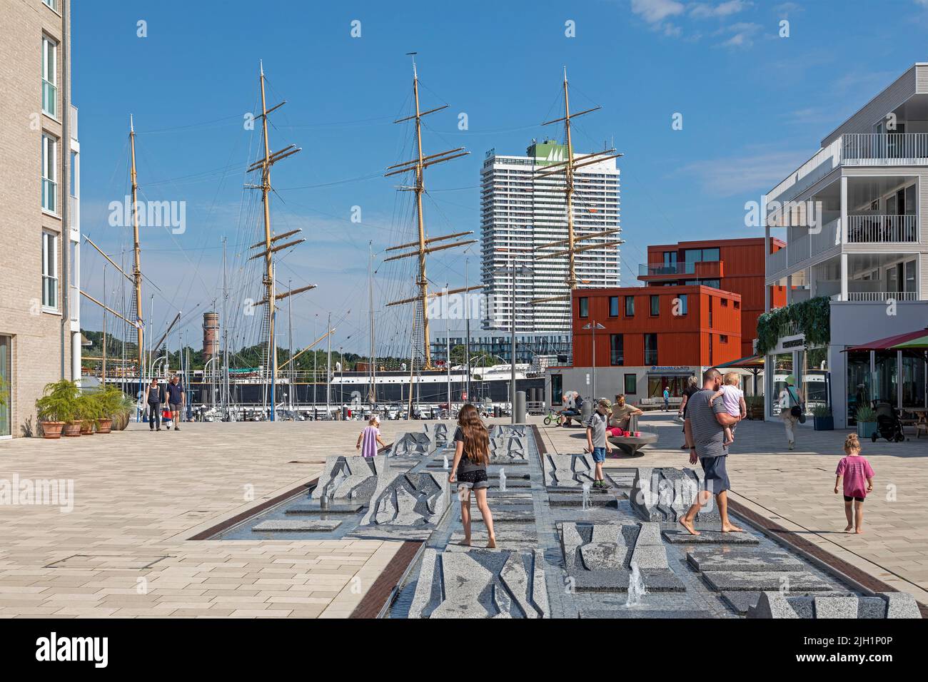 Giochi d'acqua, quartiere Waterfront, Hotel Maritim, Museo nave a vela Passat, Priwall, Travemünde, Lübeck, Schleswig-Holstein, Germania Foto Stock