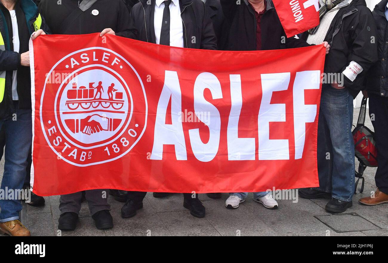 Foto di archivio datata 13/12/2016 di una bandiera su una linea di picket di Aslef. I macchinisti di otto compagnie ferroviarie devono organizzare uno sciopero di sabato di 24 ore alla fine di questo mese in controversie salariali, minacciando un'ulteriore interruzione dei servizi. Membri di Aslef ad arriva Rail London, Chiltern Railways, Greater Anglia, Great Western, Hull Trains, I treni LNER, Southeastern e West Midlands saranno in partenza il 30 luglio. Data di emissione: Giovedì 14 luglio 2022. Foto Stock