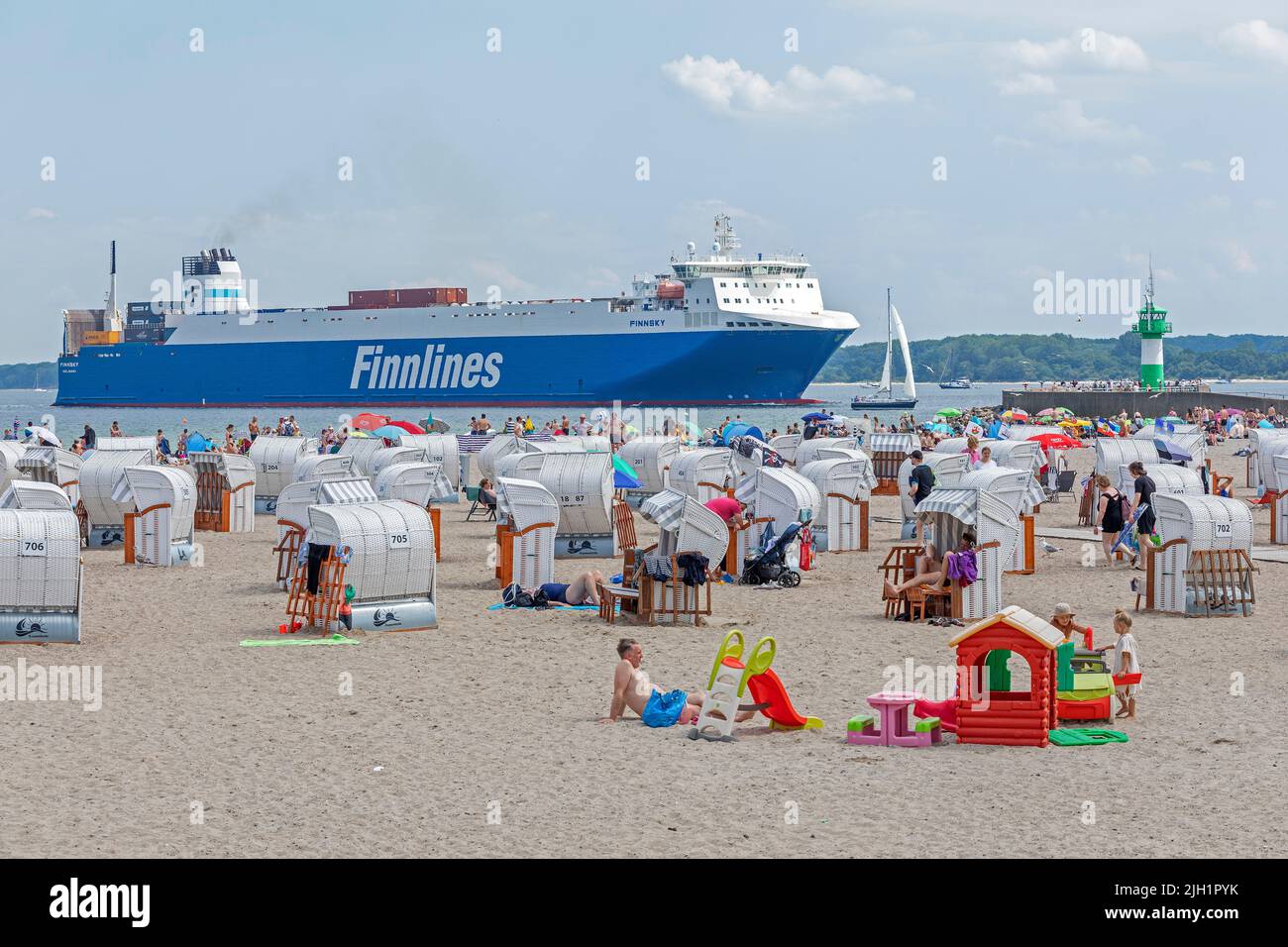 Sedie da spiaggia, Finnlines Ferry, faro, ingresso al porto, spiaggia, Travemünde, Lübeck, Schleswig-Holstein, Germania Foto Stock