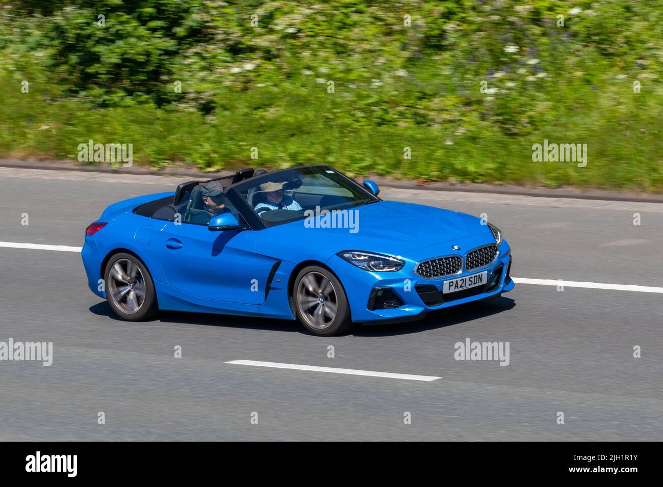 BMW Z4 blu 2021, Sdrive20I M Sport Auto 1998cc cabriolet automatico a 8 marce, decappottabile a 2 posti. Auto sportiva ; viaggiando sull'autostrada M6, Manchester, Regno Unito Foto Stock