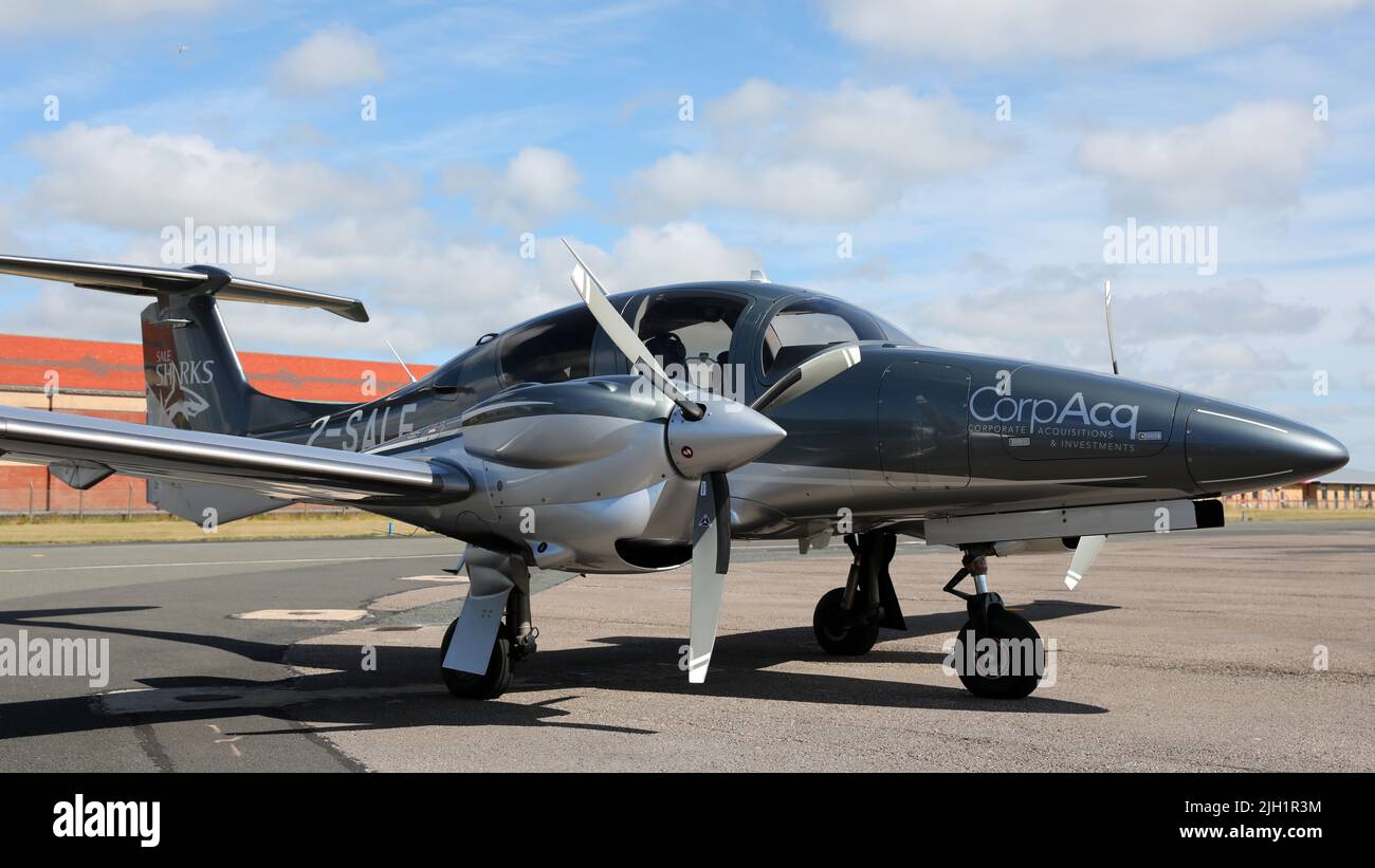 Vista aerea di un velivolo leggero a doppio motore, un Diamond DA62, di proprietà di CorpAcq Limited, parcheggiato sul grembiule all'Aeroporto di Blackpool, Lancashire Foto Stock