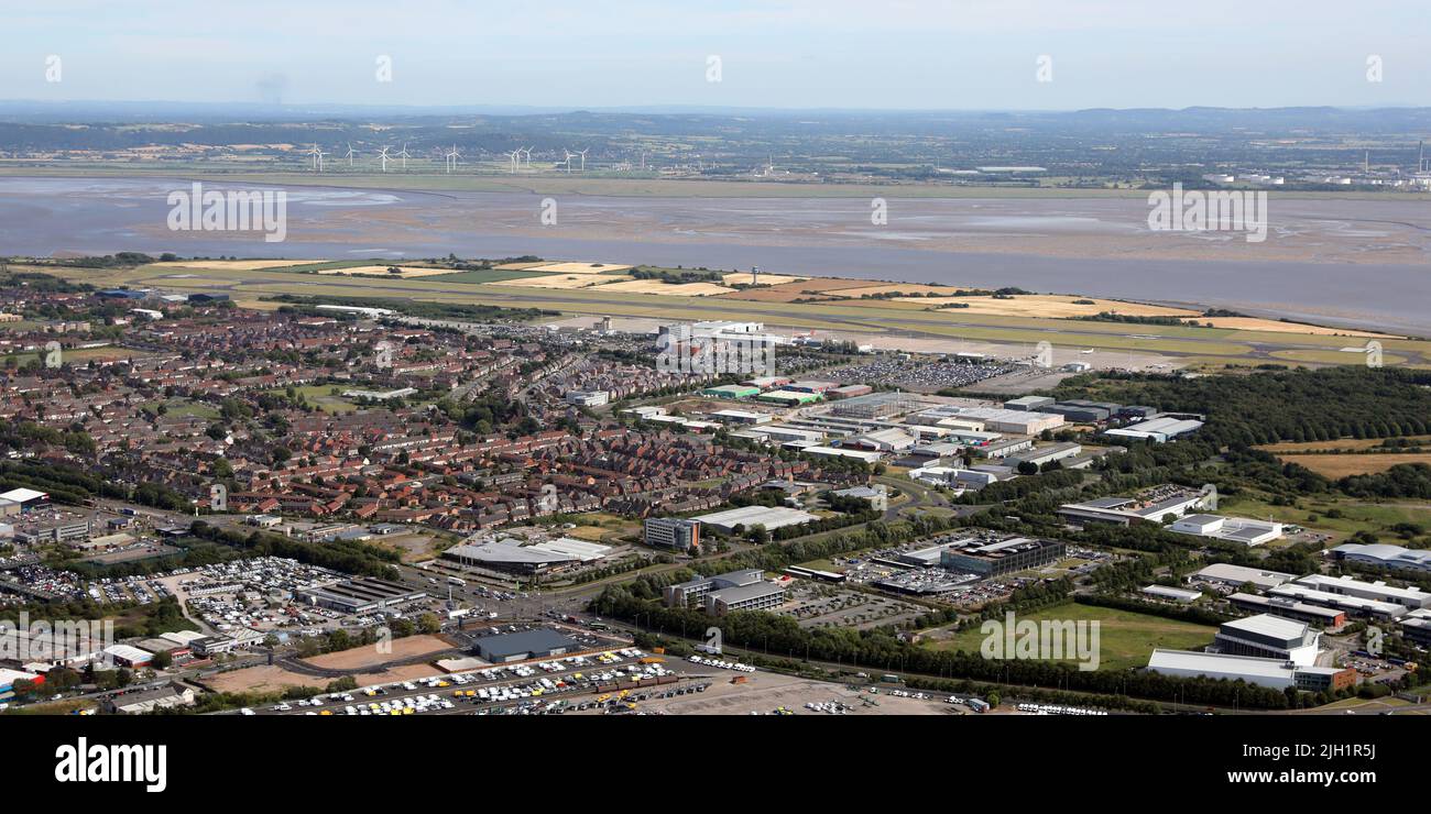 Vista aerea da nord guardando a sud-est attraverso Speke e la Mersey, a sud di Liverpool Foto Stock