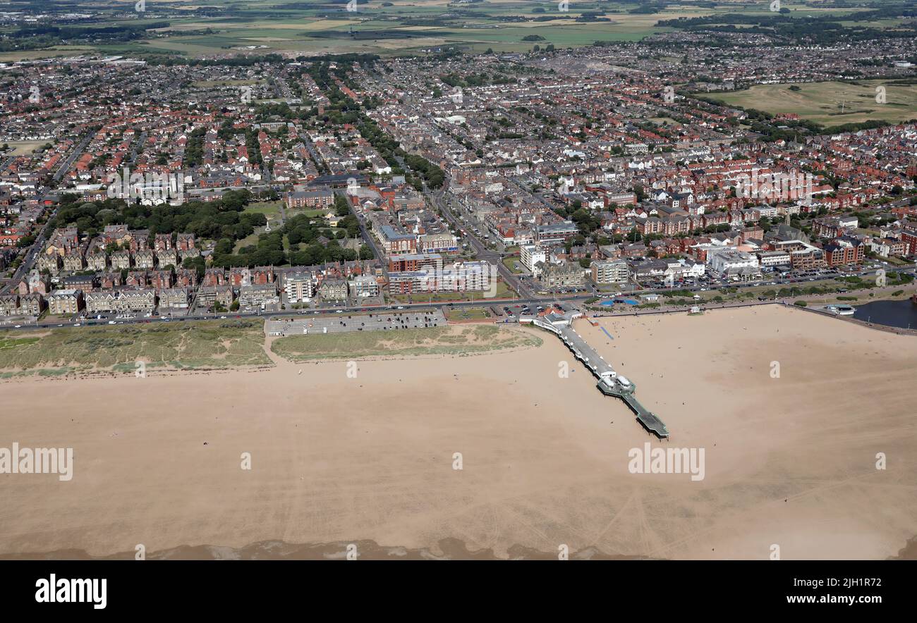 Vista aerea della città di Lytham St Anne e della spiaggia da sopra il mare guardando a est. Costa del Lancashire, appena a sud di Blackpool. Foto Stock