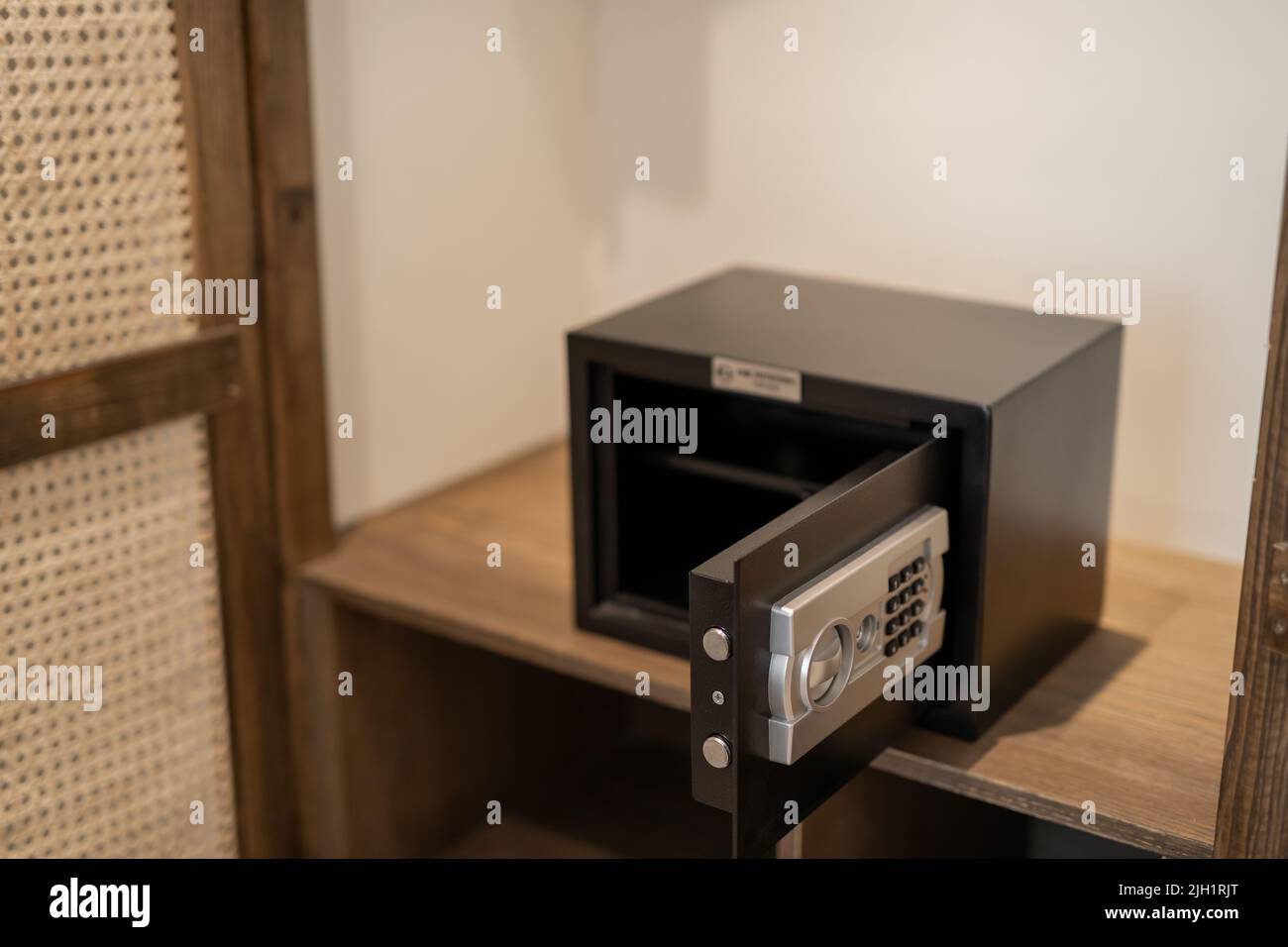 Una cassaforte in camera per riporre oggetti di valore personali Foto Stock