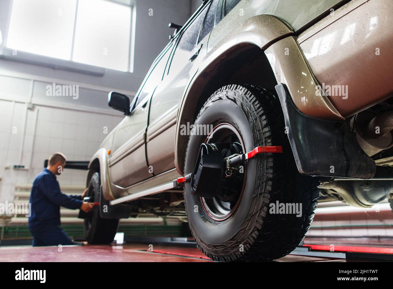 Allineamento ruote auto in garage ,manutenzione SUV Foto Stock