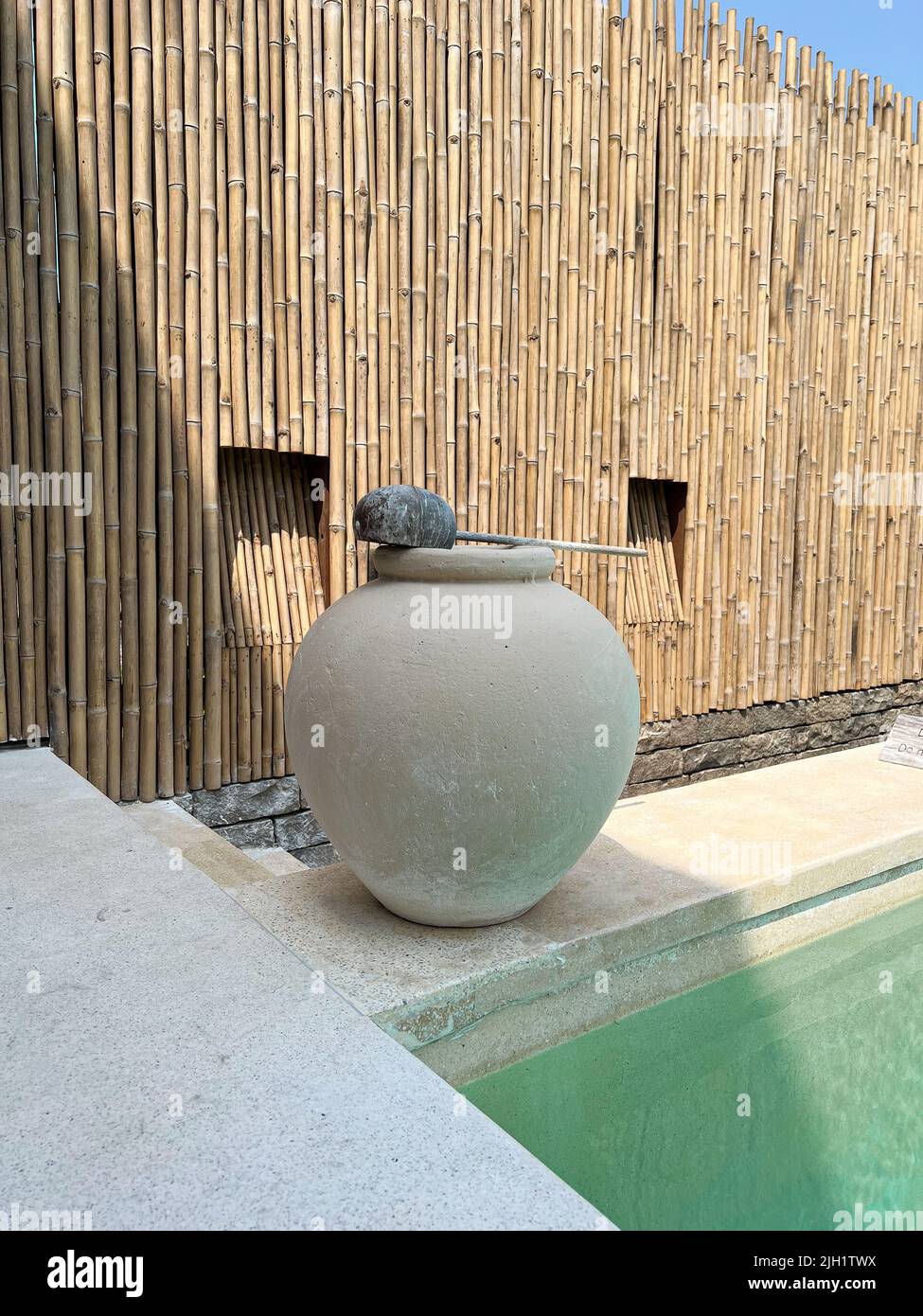 Bella ceramica di argilla grande vaso d'acqua vicino ad una piscina decorazione di disegno per lavarsi mano Foto Stock