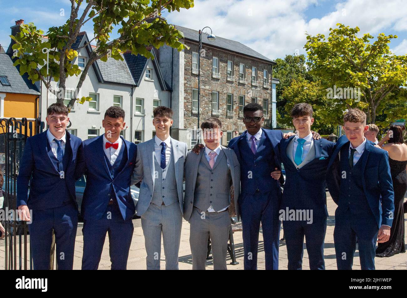 Giovedì 14 lug 2022, Bantry West Cork Ireland; gli studenti del phobail Colaiste Beanntrai erano in buoni spiriti mentre partivano per la loro palla debs a Vienna Woods a Cork. L-R; Jack o'Donoghue, Liam Harrington, Matthew o'Donovan, Dylan Daly, John o'Connell e Shane Burke posano per le foto. Credit ed/Alamy Live News Foto Stock