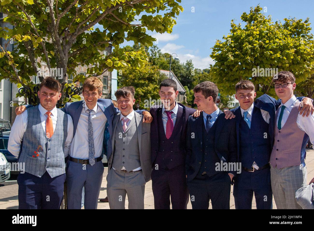 Giovedì 14 lug 2022, Bantry West Cork Ireland; gli studenti del phobail di Colaiste Beanntrai erano in buoni spiriti mentre partivano per la loro palla debs a Vienna Woods a Cork. L-R; Bryan Tooher, Diarmuid Bluce, Dylan Daly, Alex Kelleher, DaN o'Sullivan, Gearoid Cronin e Stephan McSweeney, tutti da Bantry, guardando avanti fino alla notte fuori. Credit ed/Alamy Live News Foto Stock