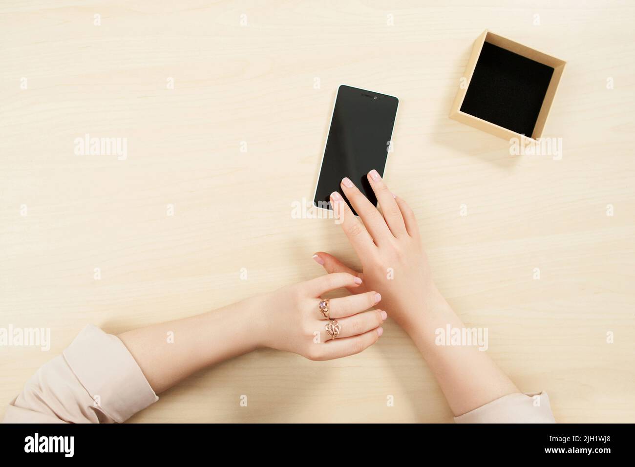 Donna che usa smartphone, mockup, utente pov Foto Stock