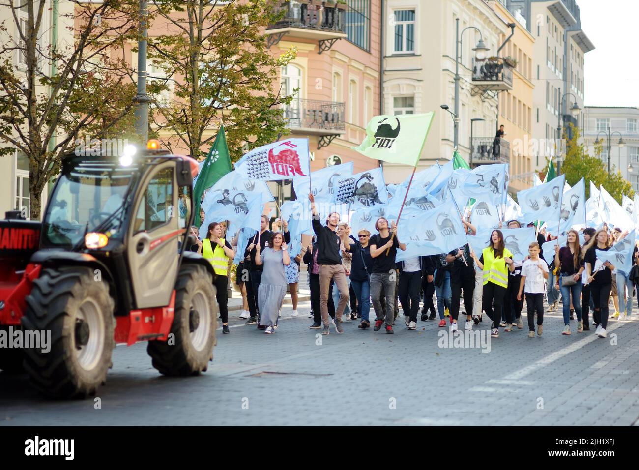 VILNIUS, LITUANIA - 11 SETTEMBRE 2021: Persone che partecipano alla Giornata dei fisici FIDI, un evento divertente con la Parata dei Dinosauri organizzata annualmente dalla Foto Stock