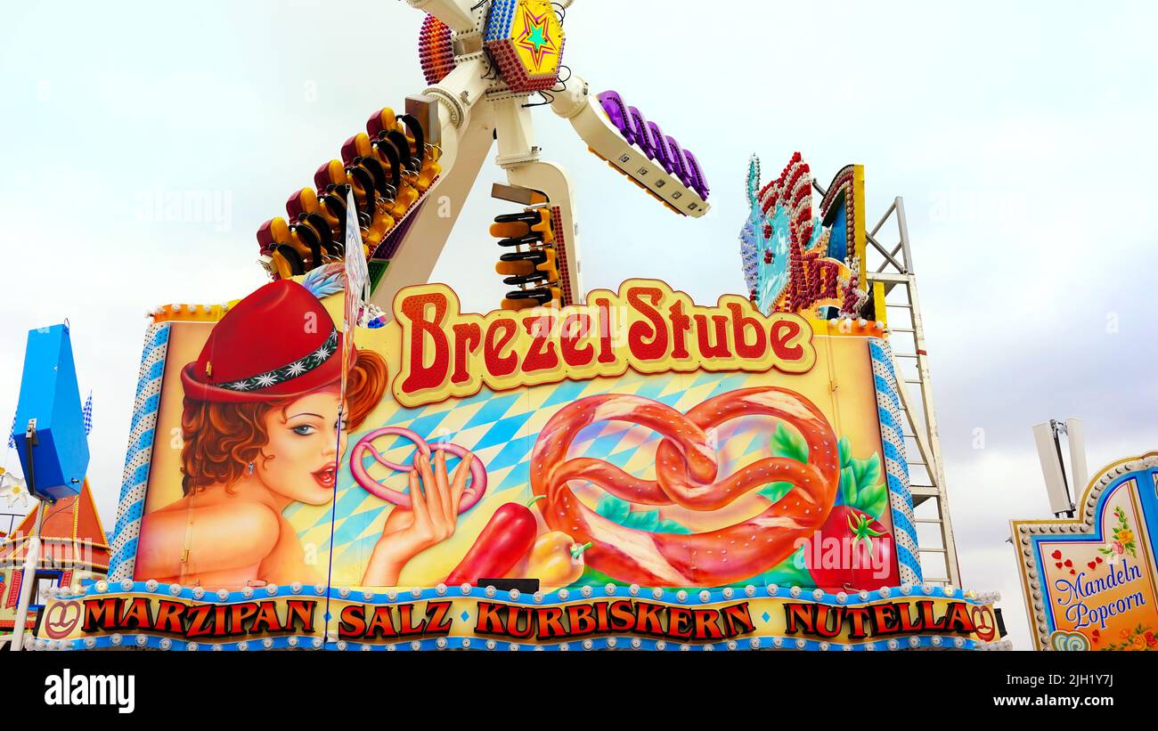 Dettaglio di uno stand gastronomico presso la famosa fiera 'Rheinkirmes' 2022 a Düsseldorf/Germania, la più grande fiera del divertimento sul Reno. Foto Stock