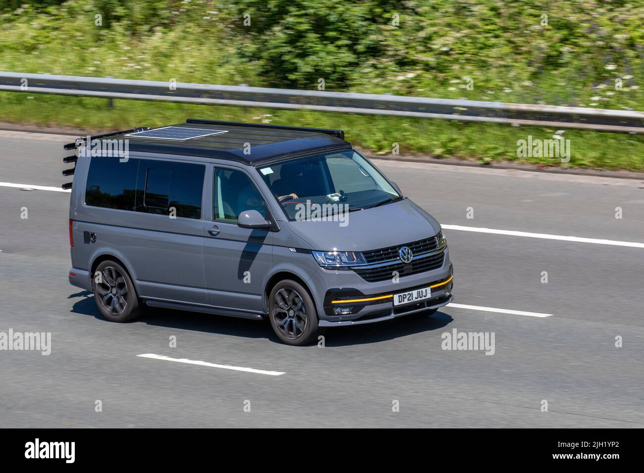 2021 Grigio VW Volkswagen Transporter T28 Highline Panel van P/V 1968cc Diesel 7 Speed aut.met dubb.koppeling; viaggiando sull'autostrada M6, Manchester, Regno Unito Foto Stock