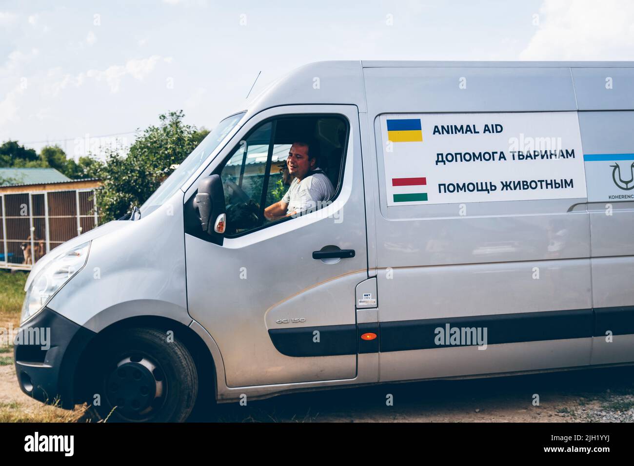 Carico con alimenti per animali da compagnia, aiuto umanitario per animali provenienti dall'Europa per volontari in Ucraina che si occupano del salvataggio degli animali. I volontari aiutano l'animale domestico ucraino Foto Stock