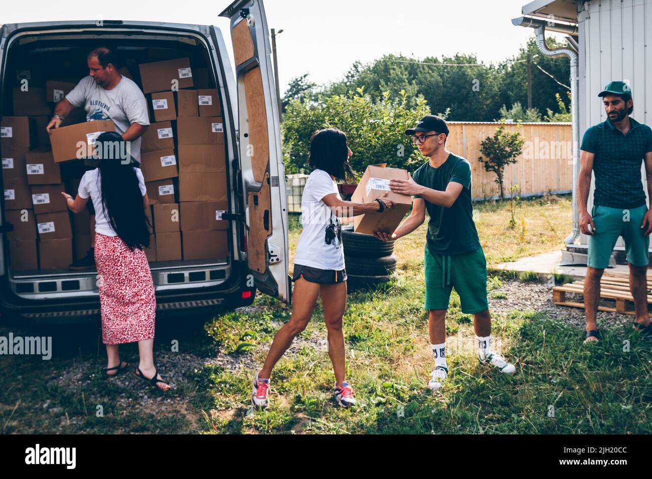 I volontari scaricano aiuti alimentari per animali da compagnia provenienti dall'Europa per i volontari in Ucraina che si prendono cura del salvataggio degli animali da compagnia. I volontari aiutano gli animali domestici ucraini. Foto Stock