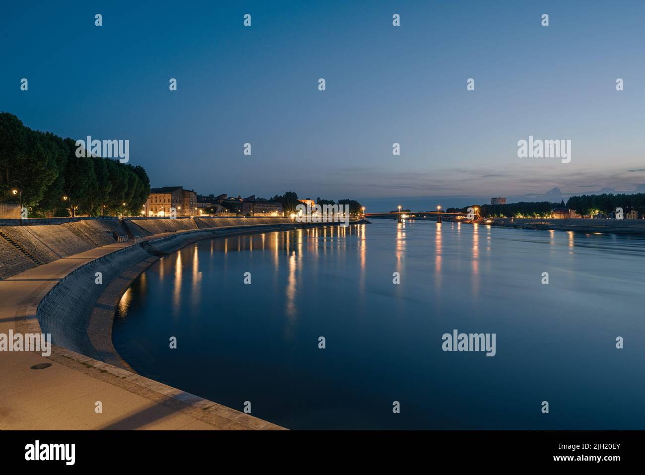 Vista panoramica notturna della città francese, Arles sul fiume Rhône di notte. Foto Stock