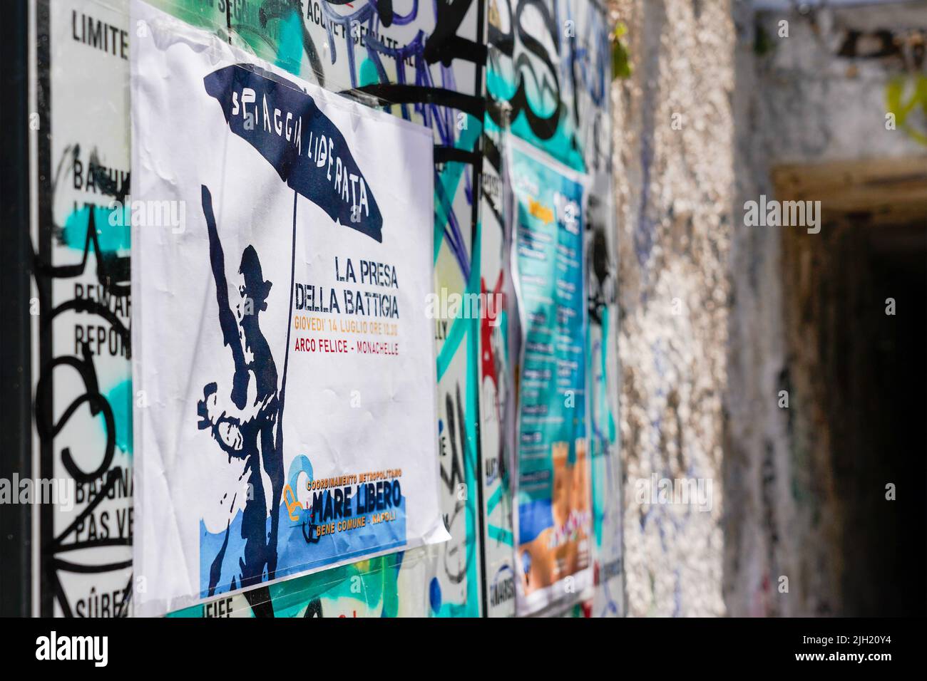 Pozzuoli, Italia. 14th luglio 2022. Protesta per il “Mare libero” “la presa della costa” tenuta sulla spiaggia di Pozzuoli; la gente ha chiesto che, nel progetto del nuovo decreto per la riorganizzazione della gestione dei beni dello Stato marino, sia previsto: Il 60% delle spiagge libere in tutti i comuni, il coinvolgimento delle associazioni per la protezione dei bagnanti e dell'atmosfera nei processi decisionali, un sistema di controlli diffusi e costanti e minori concessioni ai privati. Credit: Independent Photo Agency/Alamy Live News Foto Stock