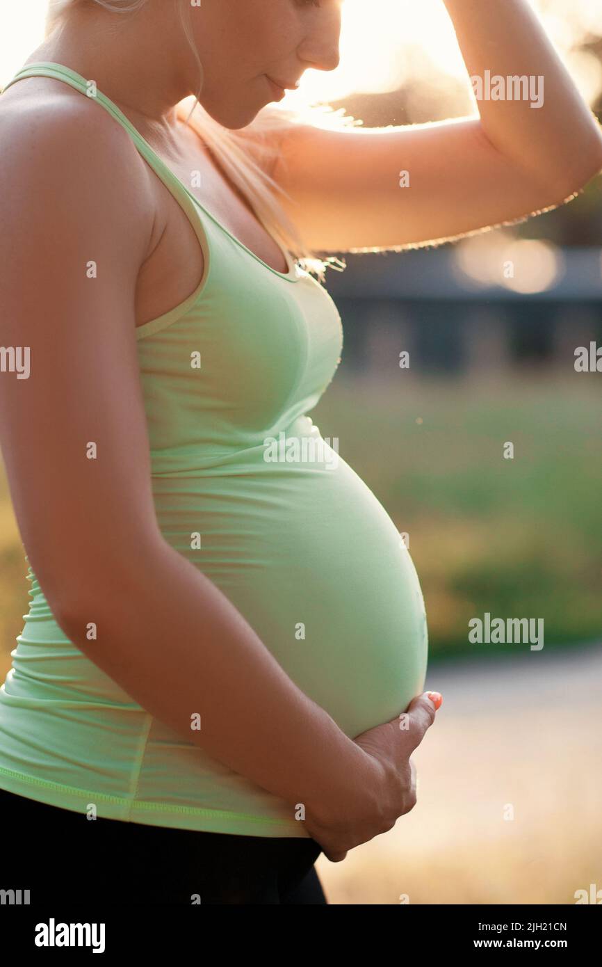 Profilo di donna incinta irriconoscibile Foto Stock