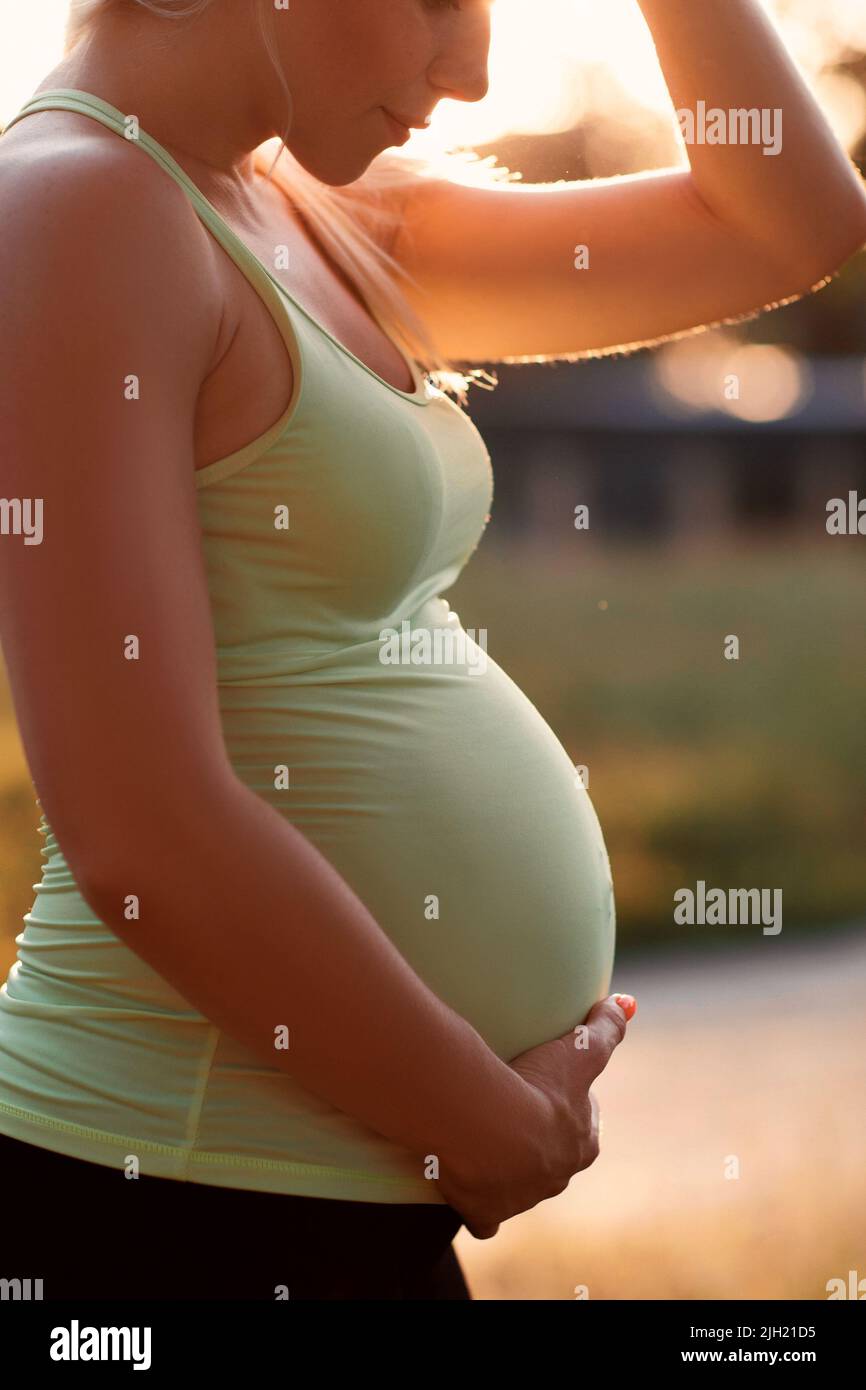 Profilo di donna incinta irriconoscibile Foto Stock