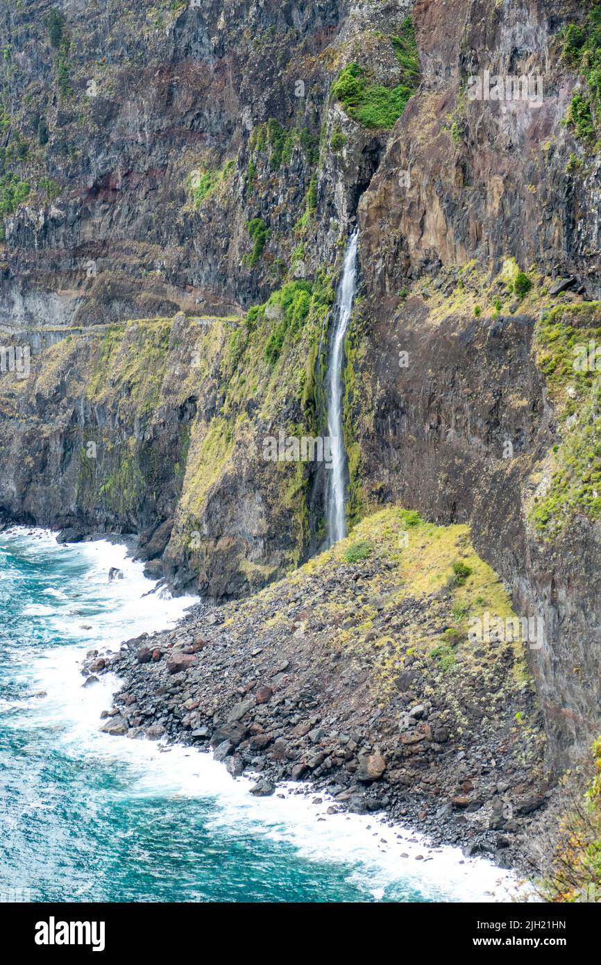 Il velo nuziale, una cascata che sfocia nell'oceano, situato nell'isola di Madeira, Portogallo Foto Stock