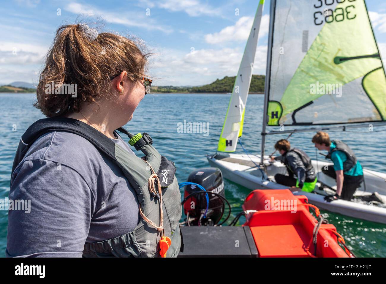 Bantry, West Cork, Irlanda. 14th luglio 2022. Il Bantry Bay Sailing Club tiene i campi di vela 'Impara a vela' per 9 settimane quest'estate. Persone da 10 a 80 anni possono prendere in acqua e imparare a navigare, sotto istruttori esperti. L'istruttore senior Sorcha Baker ha tenuto d'occhio gli studenti. Credit: AG News/Alamy Live News Foto Stock