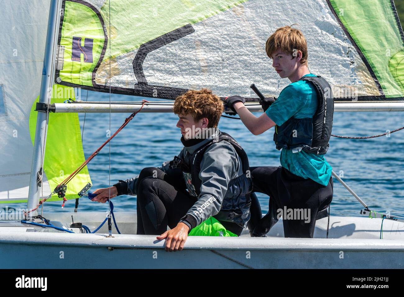Bantry, West Cork, Irlanda. 14th luglio 2022. Il Bantry Bay Sailing Club tiene i campi di vela 'Impara a vela' per 9 settimane quest'estate. Persone da 10 a 80 anni possono prendere in acqua e imparare a navigare, sotto istruttori esperti. Gli studenti sono stati in acqua questa mattina in una giornata calda e soleggiata a West Cork. Credit: AG News/Alamy Live News Foto Stock