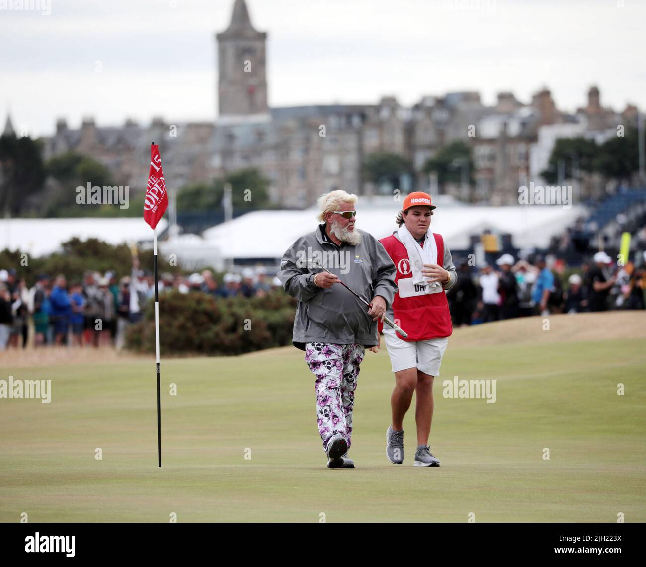 St.Andrews, Regno Unito. 14th luglio 2022. L'americano John Daly cammina verso il tee 16th al campionato Open 150th al St Andrews Golf Club di St Andrews, Scozia giovedì 14 luglio 2022. Foto di Hugo Philpott/UPI Credit: UPI/Alamy Live News Foto Stock