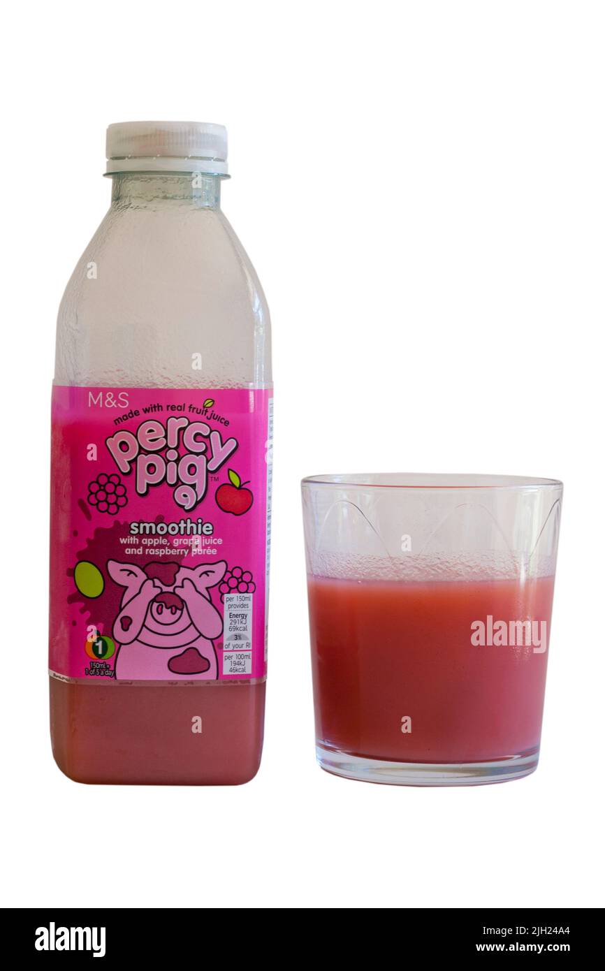 Bottiglia e bicchiere di Percy Pig Smoothie con mela, succo d'uva e purea di lamponi da M&S realizzato con vero succo di frutta su sfondo bianco Foto Stock