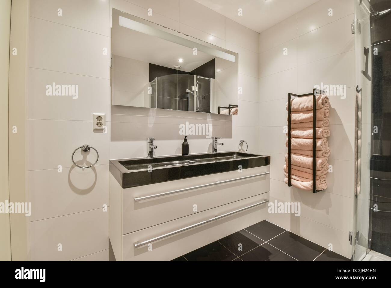 La parete nera appesa wc in interni minimalisti del bagno con cabina doccia Foto Stock