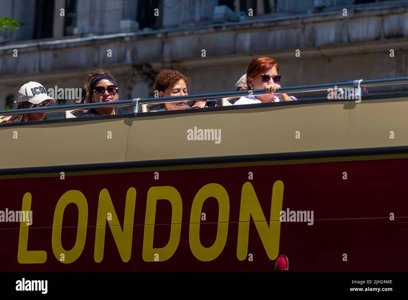 Londra, Regno Unito. 14 luglio 2022. I turisti cavalcano e autobus scoperto in Oxford Street mentre l'onda di calore continua. Il giorno precedente, l'Ufficio di Statistica Nazionale (ONS) ha riferito che, fino all'inizio di luglio, sono stati registrati 200.247 decessi COVID. I dati sui casi vengono principalmente attraverso L'indagine SETTIMANALE SULL'infezione DELL'ONS, che la settimana scorsa ha mostrato i livelli ai loro più alti da aprile. Si stima che 2,7 milioni di persone abbiano COVID-19 in famiglie private nell'ultima settimana di giugno, in aumento del 18% rispetto ai 2,3 milioni della settimana precedente, quando una nuova ondata di virus colpisce il Regno Unito, principalmente guidata dalla sottomarcia di Omicron Foto Stock