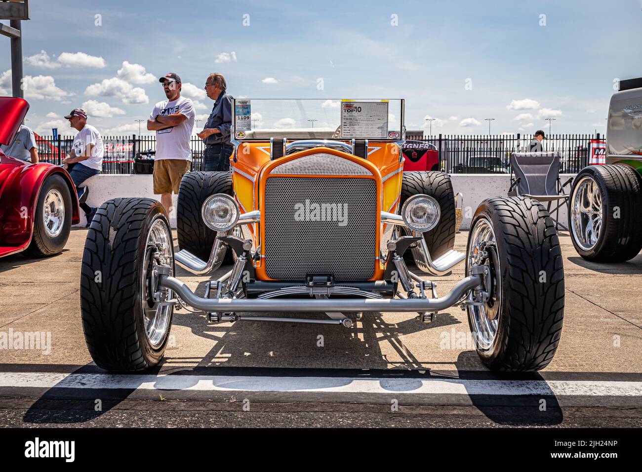 Lebanon, TN - 14 maggio 2022: Vista frontale in prospettiva bassa di una Ford 1923 personalizzata modello T ad una mostra di auto locale. Foto Stock