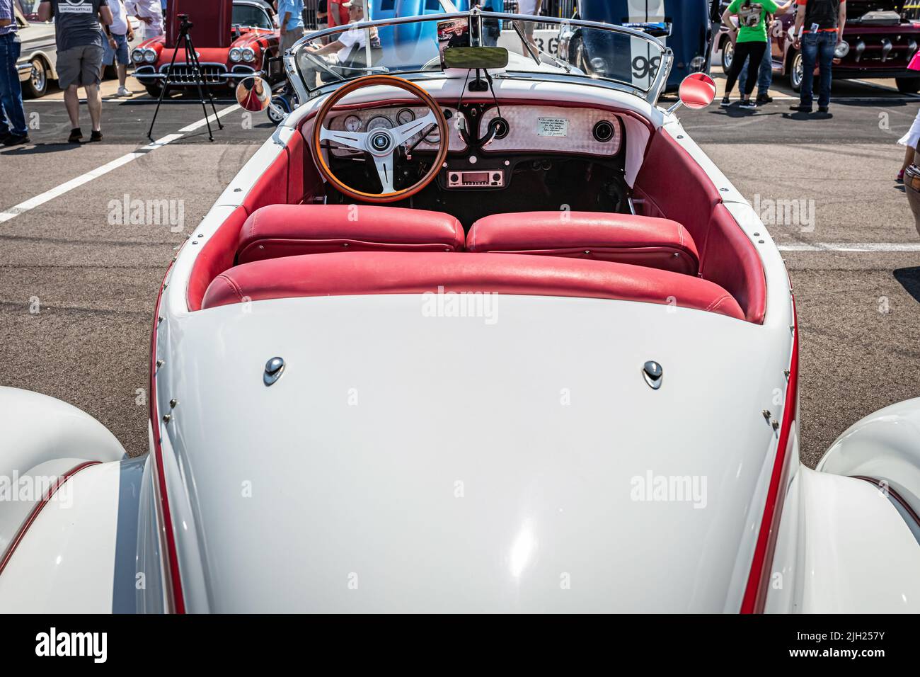 Libano, TN - 14 maggio 2022: Vista interna in prospettiva bassa di un Auburn 876 Boattail Speedster 1936 ad un'esposizione locale dell'automobile. Foto Stock