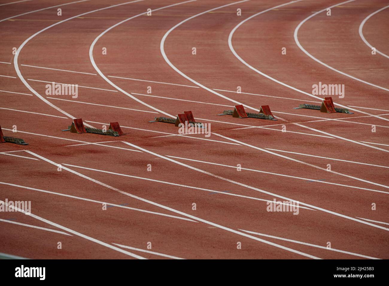 blocchi di partenza sulla linea di partenza di 100 metri di corsa Foto Stock
