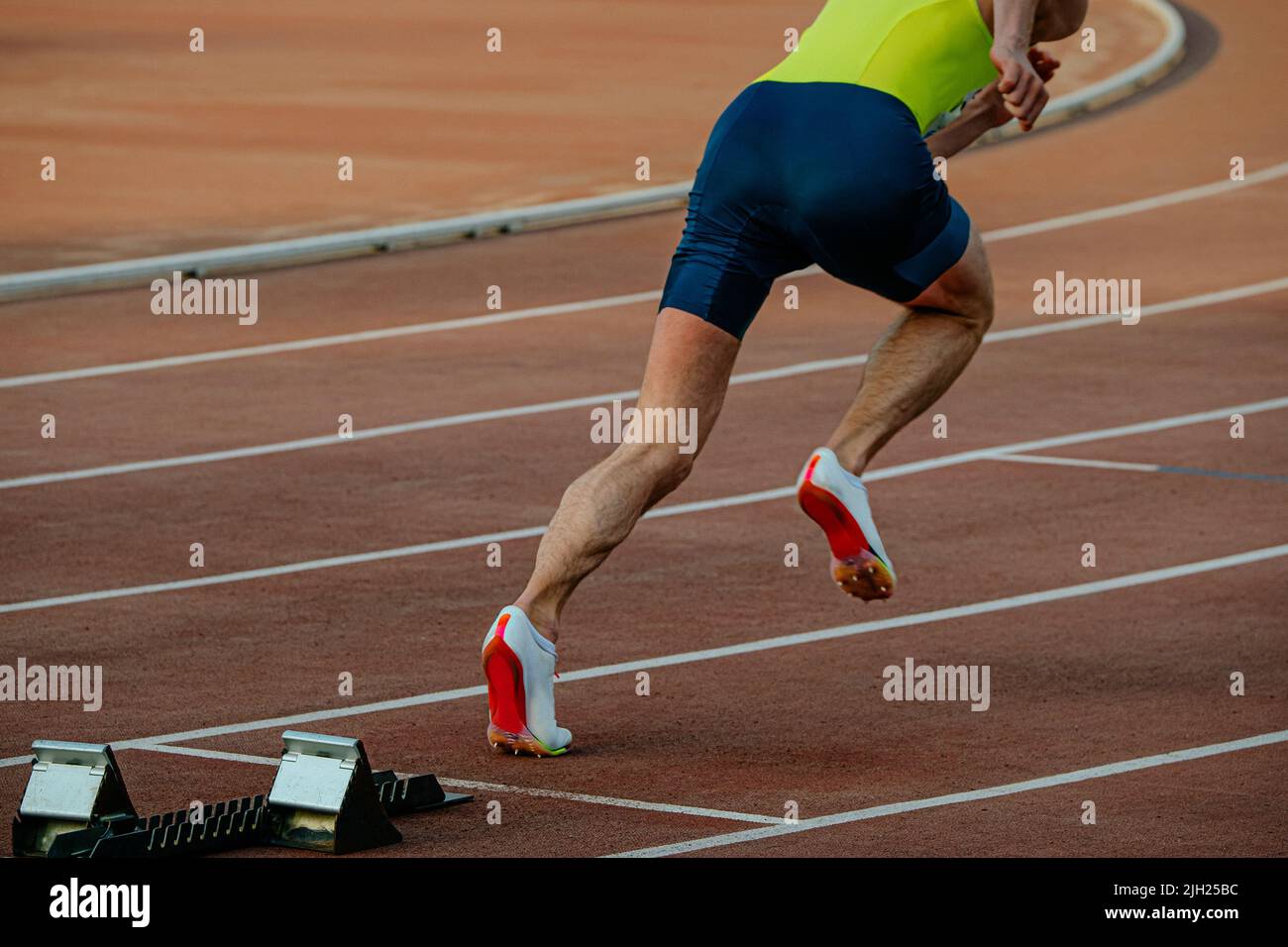 atleta che corre dall'inizio della corsa sprint Foto Stock